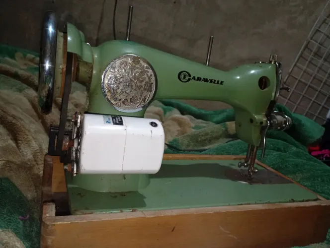 Máquina de costura Caravelle vintage de ferro fundido, cor verde-claro fábricada 1950/70