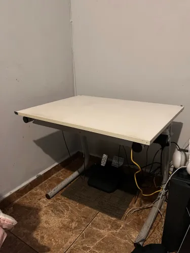 Mesa com compartimento de Ferro