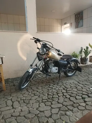 Intruder 125 customizada, estilo Bobber