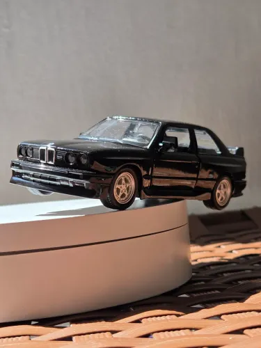 Miniatura BMW M3 1987 - Em Metal, Logo BMW, Pneus Emborrachados