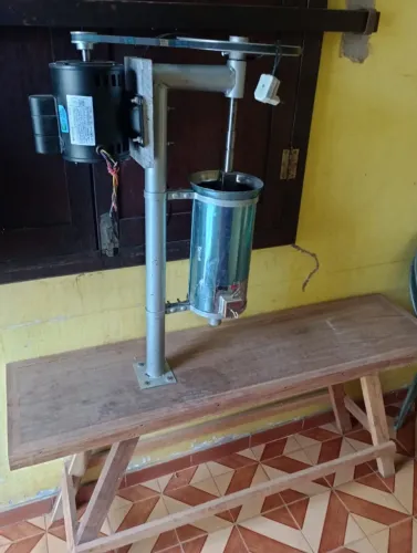 Máquina de bater Açaí com bancada de madeira e Filtro de Inox