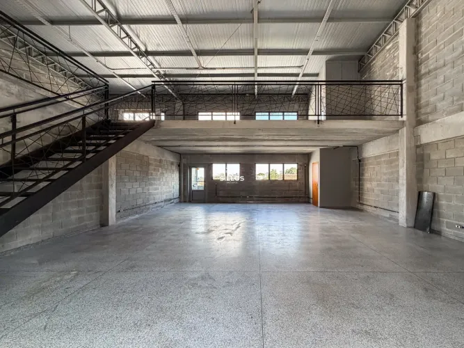 Barracão novo no Rebouças, 348 m², a 10 min do Centro e com acesso rápido à BR