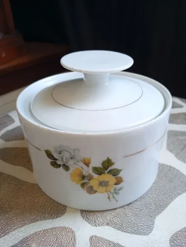 Vendo porta geleia em porcelana Renner em ótimo estado, mede 7cm de altura e 12cm
