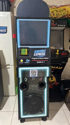 Máquina de karaokê E jukebox