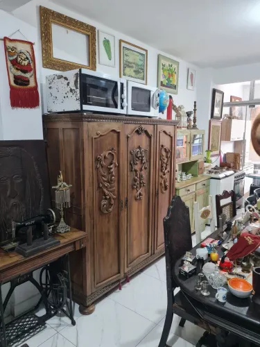 Guarda roupa centenário entalhado a mao