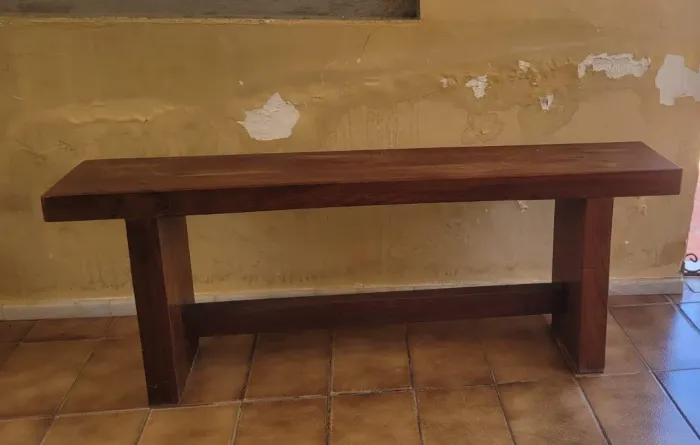 Banco de madeira maciça rústico - resistente e elegante