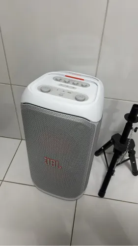 Vendo JBL 320 bem novinha a queridinha branca