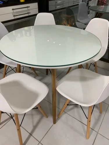 Mesa de cozinha ( 5 cadeiras Eames, com vidro )