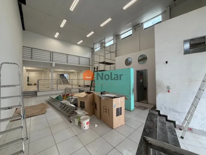 Loja ampla com 220m² na Av. Silviano Brandão