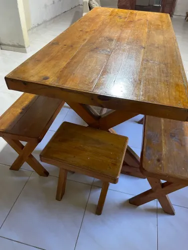 Vende mesa de pinhos