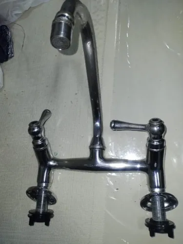 Torneira dupla de lavatório