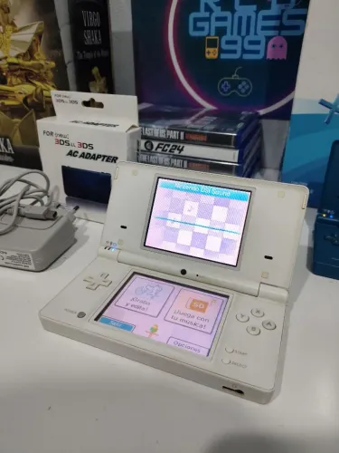 Nintendo DSi Branco + Cartão R4 - Carregador e Caneta