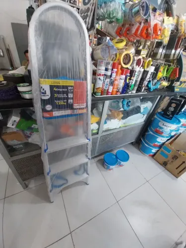 Vendo escadas em alumínio novas 4 degraus