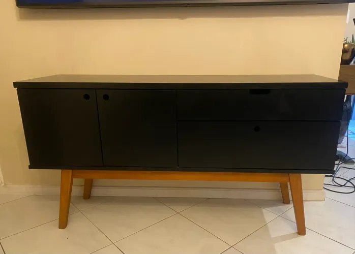 Móvel rack preto mdf com portas e gavetas