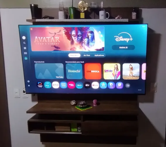Vendo painel para Tv, apenas pequenas marcas de uso, é bem grande, com compartilhamentos.