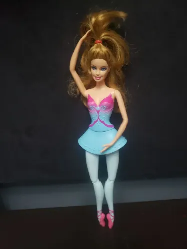 Antiga barbie bailarina roupa azul e rosa