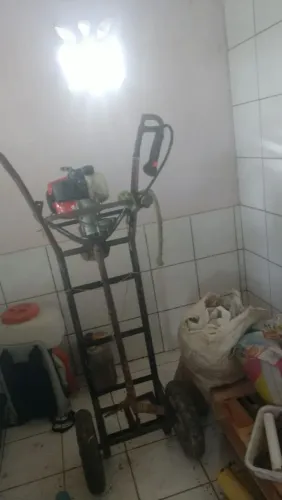 Perfurador de solo com carrinho