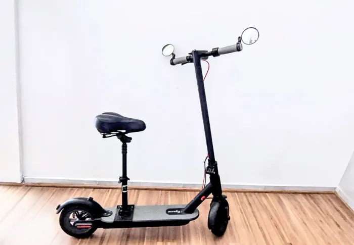 Patinete elétrico com banco e retrovisor