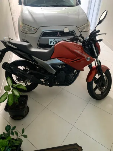 Vendo fazer 250 com marcas de uso