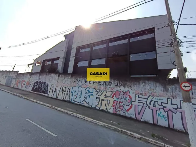 Prédio Comercial 1.000 m² com 3 Andares e 22 Vagas Próximo à Av. Robert Kennedy