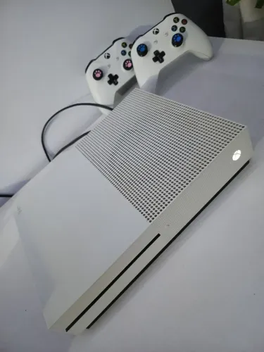 Xbox one s com 2 controles e jogos