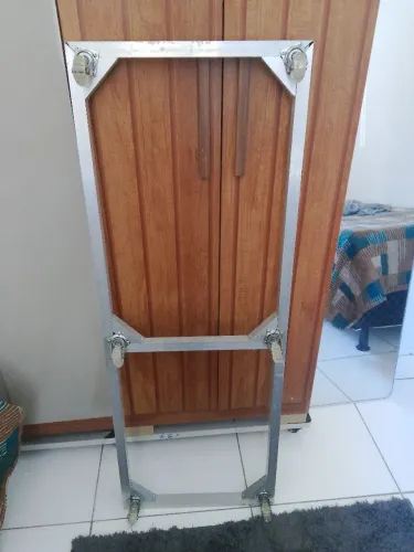 Carrinho de alumínio pra guarda roupa em ótimo estado