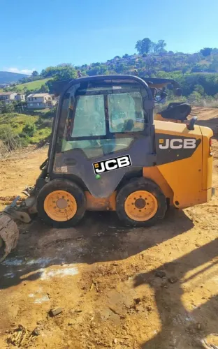 Mini Carregadeira JCB190 cabinada sem funcionar