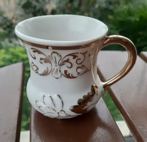 Caneca antiga em porcelana branca com detalhes à ouro