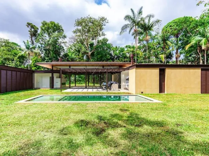 Casa contemporânea cercada pelo verde