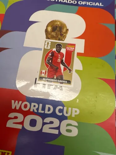 Figurinha Legend do Alphonso Davies GOLD