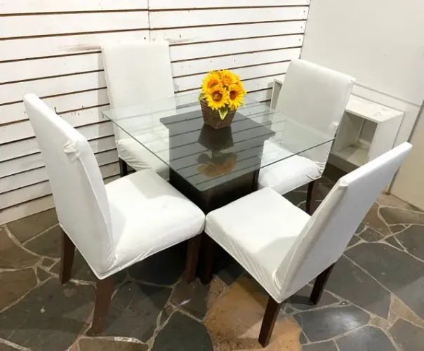 Mesa vidro 80x80 c/4 cadeiras madeira (Capas brinde)