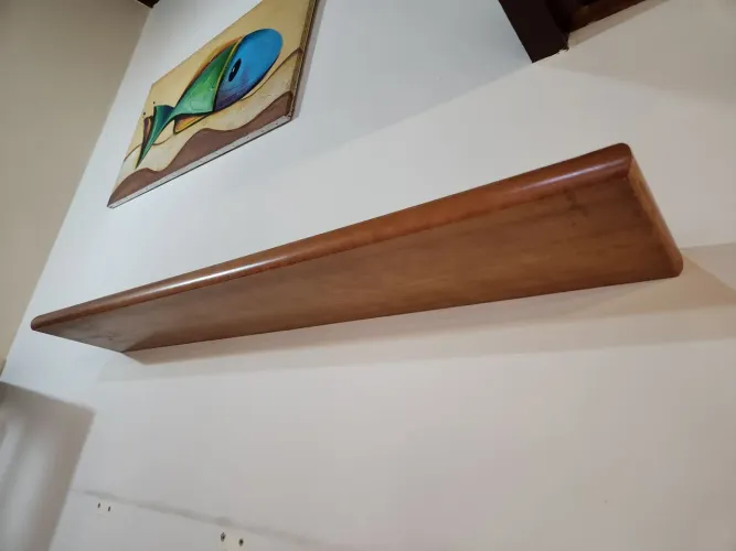Duas prateleiras em madeira com fixação inviável 