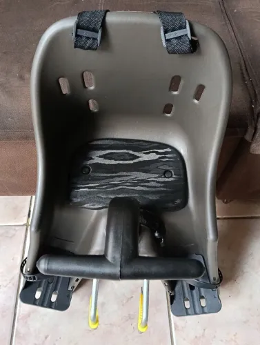 CADEIRINHA DIANTEIRA BABY BIKE GRAFITE COM PRETO 15KG OBS.USEI APENAS 3 VEZES