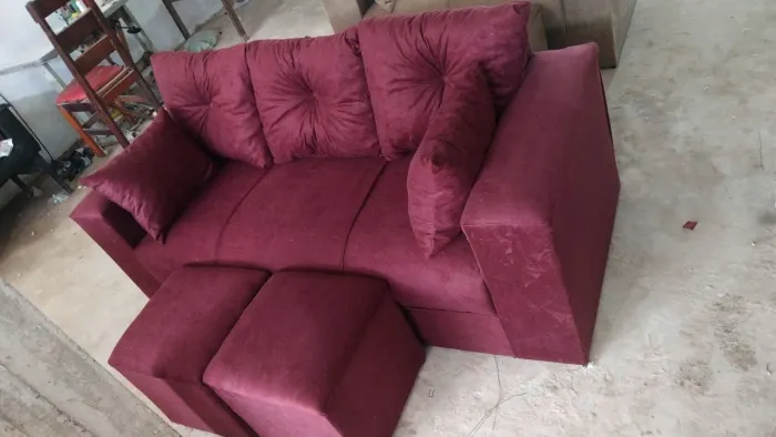 Super promoção sofá três lugares mais puffs novos e completos, várias cores