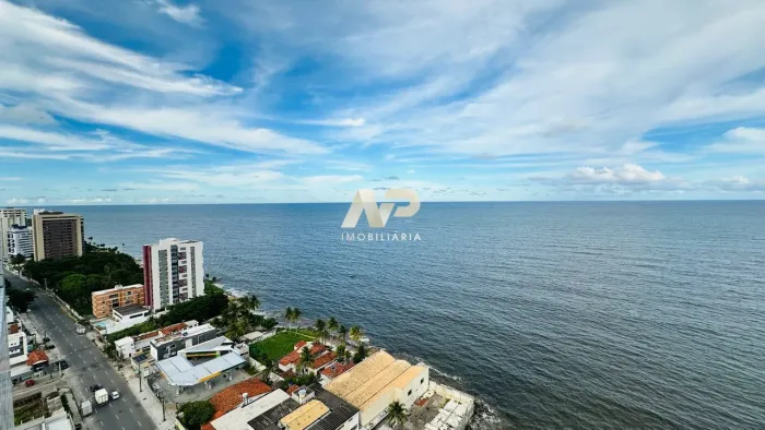 Studio mobiliado com varanda e vaga na beira mar de Candeias, conforto e localização privi
