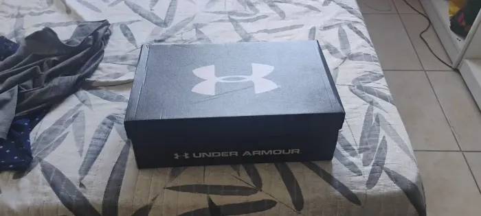 Tênis under armour buzzer.