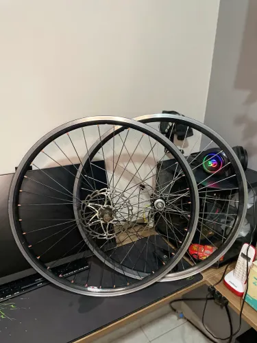 PAR ARO AERO 26 - Dianteiro cubo, Traseiro rolamento.