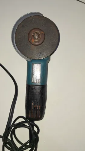 Esmerilhadeira makita