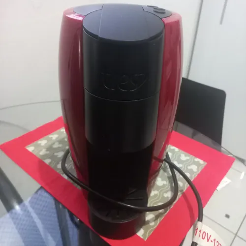 Cafeteira três corações semi nova