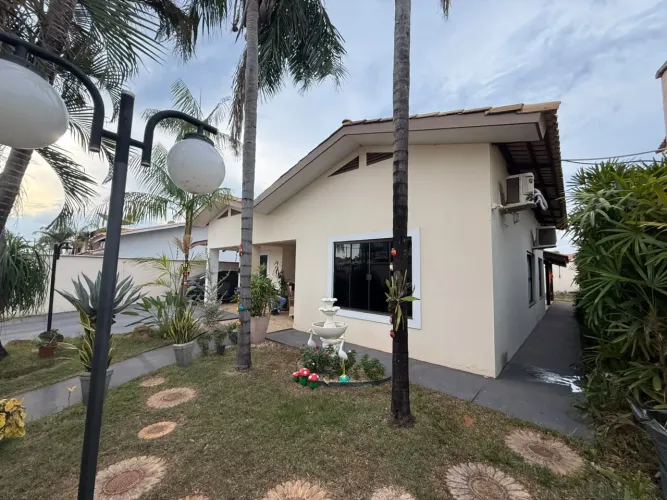 Casa Ampla com 4 Quartos, 450m de lote e Energia Solar na 208 Norte