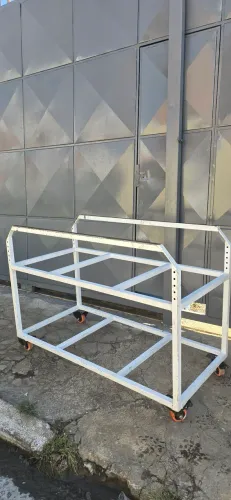 Bancada de ferro com rodinhas