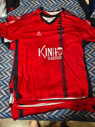 15 camisas de futebol mais 1 camisa de goleiro 