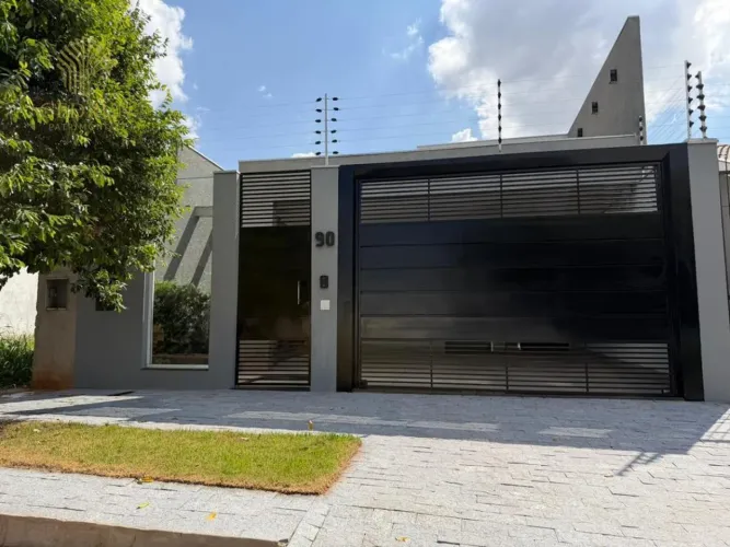 Casa à venda em Maringá, Jardim Espanha, com 3 quartos, 133 m², com piscina e pé-direito d