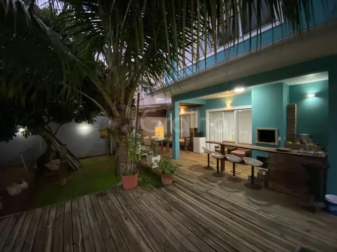 Casa Residencial de 173 m² com 4 quartos sendo 1 suíte no Carianos
