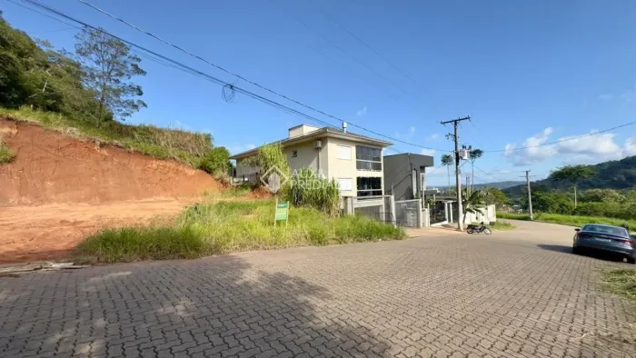 Terreno plano acima do nível da rua no Bairro Floresta em Estância Velha