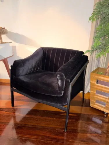 Poltrona de Design em Veludo Preto Cava/Gomos - Impecável (Teresópolis)