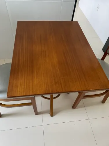 Mesa com duas cadeiras