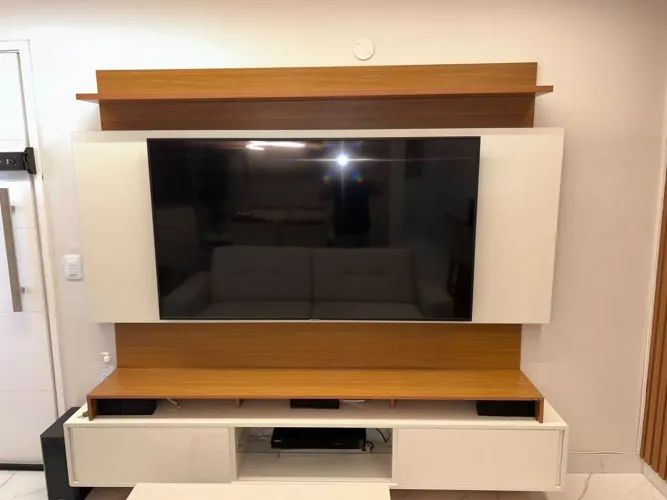 Painel de TV com Rack Freijó e Off White