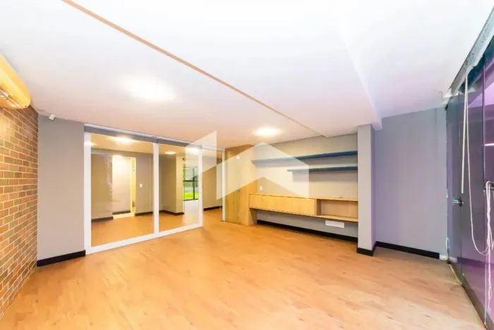 Comercial com 680 m², para alugar no bairro Ahú.
