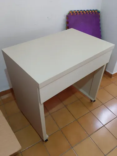 Escrivaninha / Mesa de Estudos com Rodinhas - Compacta e Versátil